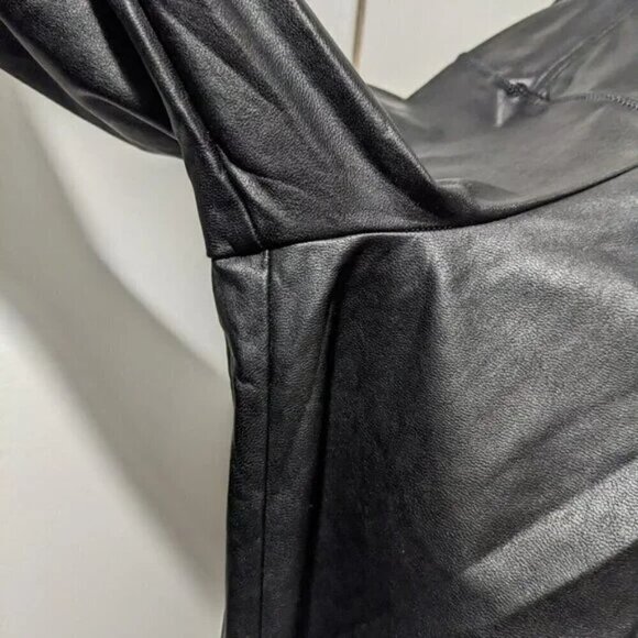 Aritzia Wilfred Free | Daria High-waisted Vegan Leather leggings in Black - Picture 6 of 8